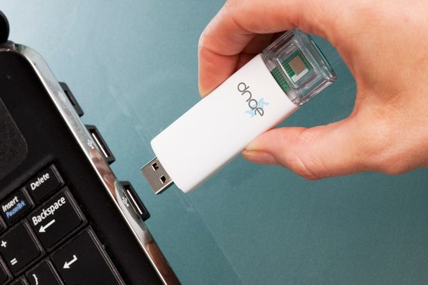 علماء يبتكرون جهاز USB للكشف عن مستويات فيروس نقص المناعة (الإيدز).