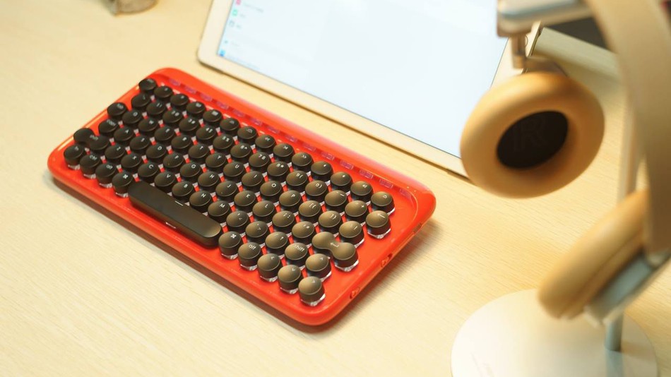 لوحة المفاتيح الجديدة تجعلك تشعر وكأنك تعمل على آلة الكتابة القديمة