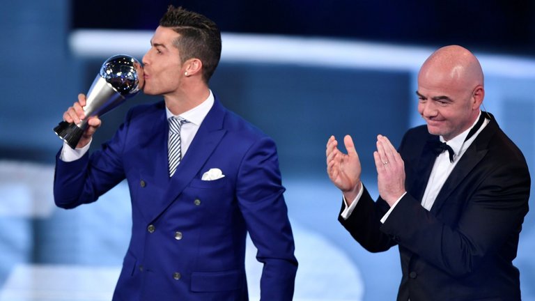 كريستيانو رونالدو يفوز بجائزة أفضل لاعب لعام 2016