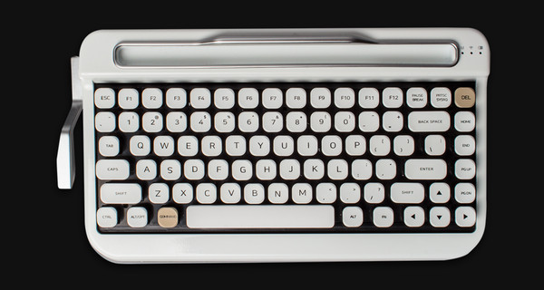 لوحة المفاتيح الأشبه بالآلة الكاتبة القديمة